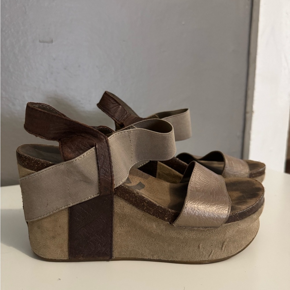 OTBT Women’s Bushnell Gold Wedge Sandals